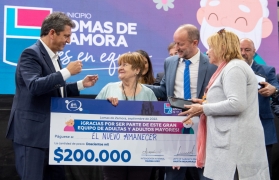 Imágen de Massa entregó tablets a centros de jubilados en Lomas de Zamora