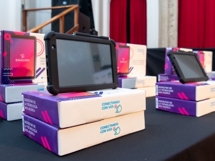 Imágen de Comienza la entrega de Tablets para 16 municipios bonaerenses
